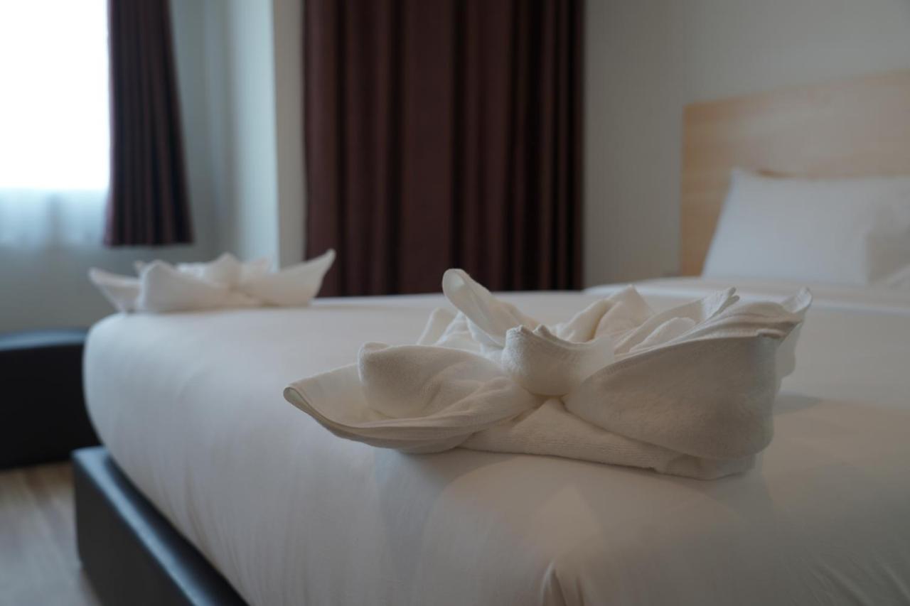 The Charlotte Smart Hotel Lop Buri Exteriör bild
